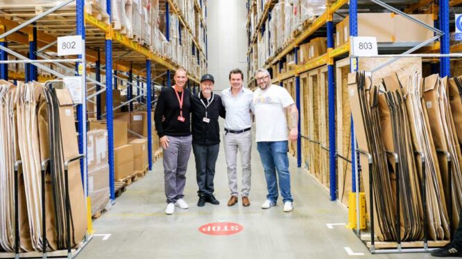 Beim Go-live in Bor (von links nach rechts): Lars Gutermuth, Vorstandsmitglied bei LOXXESS; Benedikt Pelikan, Managing Director bei Burton Europe; Claus-Peter Amberger, Beiratsmitglied bei LOXXESS; Jason Edwards, Senior Director of Global Logistics & Trade bei Burton.