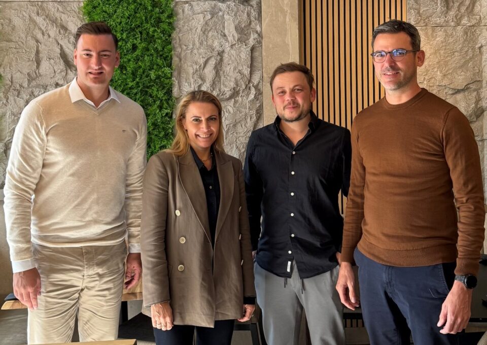 Die Partner LOXXESS / MSK Pharma Group nach der Vertragsunterzeichnung